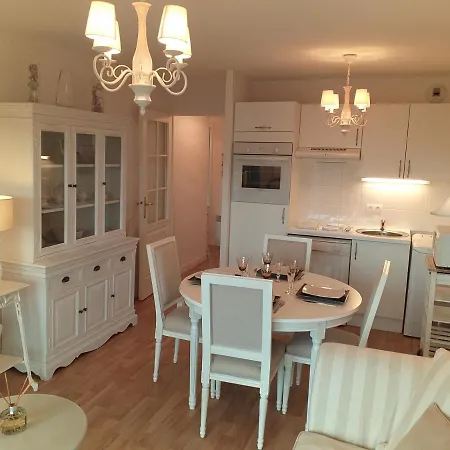 Cosy, Avec Balcon, Vue Mer, 200m Plage, Wifi, 5 Personnes, Sur Mer