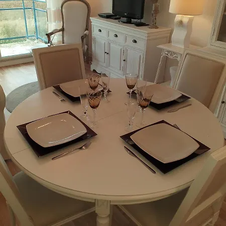 Cosy, Avec Balcon, Vue Mer, 200m Plage, Wifi, 5 Personnes, Sur Mer *